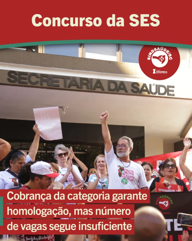 📄 Concurso da SES

O concurso público da Saúde catarinense foi homologado nesta quinta-feira (16). Essa é uma conquista histórica da categoria após mais de uma década de cobrança, marcada por sobrecarga, precarização e falta de reposição de profissionais efetivos na rede pública.

O processo é fundamental para recompor o quadro de trabalhadores e fortalecer o SUS. No entanto, as 600 vagas anunciadas estão muito distantes de suprir a defasagem acumulada e o crescimento da demanda por atendimento.

📌 O SindSaúde/SC segue com cobrança judicial, junto ao MPT, pela ampliação das vagas e substituição de contratos temporários. Uma nova audiência ocorrerá no início de maio. A condução do governo está muito abaixo da celeridade necessária para enfrentar a crise da saúde estadual.

Nas redes sociais, o Governador Jorginho Mello afirma que ocorrerão outros chamamentos, mas não especifica datas nem quantitativos. Às vésperas do início das eleições, a falta de um cronograma objetivo para as próximas convocações reforça o descompromisso da administração atual com a saúde catarinense.

Em meio a essa incerteza, continuamos em vigilância quanto à abertura de novos processos seletivos para contratações temporárias, que perpetuam o projeto de precarização do trabalho no setor público.

Por fim, celebramos a notícia de que o STF formou maioria para derrubar a Lei que proibia cotas raciais nas universidades catarinenses. Essa afirmação do compromisso do Supremo com a Constituição Brasileira reforça a importância de adequação de outros processos seletivos em nosso estado, e vem sendo feita pelo sindicato também para o concurso da SES.

🚩 O SindSaúde/SC reafirma seu compromisso com a categoria e seguirá na luta pelas efetivações em larga escala para garantir condições dignas de trabalho e atendimento de qualidade à população.

✊ Continuaremos cobrando. A saúde não pode esperar!