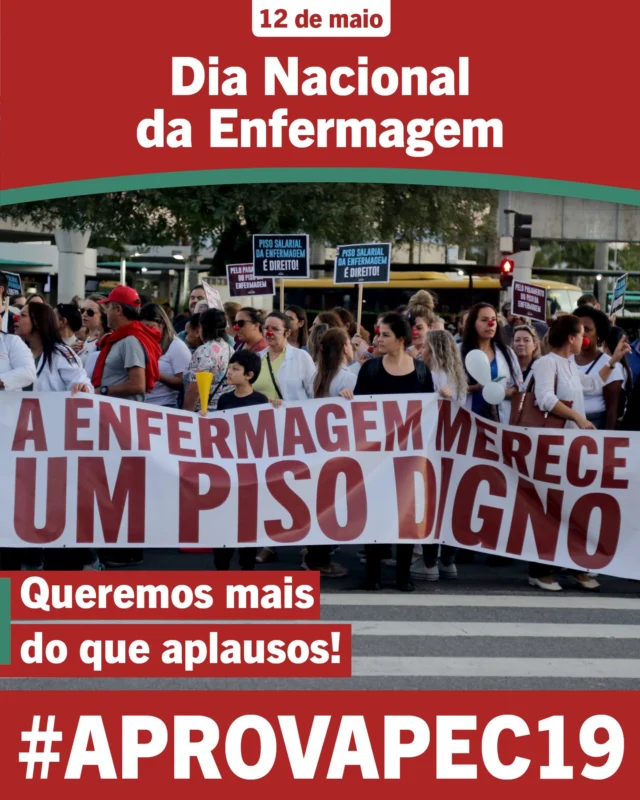 🚩 A ENFERMAGEM MERECE MAIS DO QUE APLAUSOS!

O Brasil possui mais de 3 milhões de profissionais de Enfermagem. São trabalhadores e trabalhadoras que atuam na linha de frente dos serviços de saúde enquanto lutam contra o próprio adoecimento, causado principalmente pela sobrecarga, o assédio e a violência.

A aprovação da Lei Piso Nacional da Enfermagem nos últimos anos representou uma conquista histórica para essa categoria, fruto de mais de três décadas de luta. Mas sua implementação segue precarizada: sem previsão de reajuste, sem padronização de carga horária e, em muitos casos, ainda sem incorporação integral ao salário base.

📌 É nesse cenário que a PEC 19/2024 ganha ainda mais importância. Em abril, a Comissão de Constituição e Justiça do Senado aprovou o texto da PEC com vinculação à jornada de 36 horas. A proposta original, de 30h, foi alterada para garantir sua tramitação após a Grande Marcha pela Valorização da Enfermagem. Mas a luta pela aprovação da PEC 19 e pelas 30 horas continua.

🚩 Neste 12 de maio, reforçamos: mais do que aplausos, a Enfermagem Brasileira merece valorização salarial e condições dignas de trabalho.

✊ Seguimos na luta!