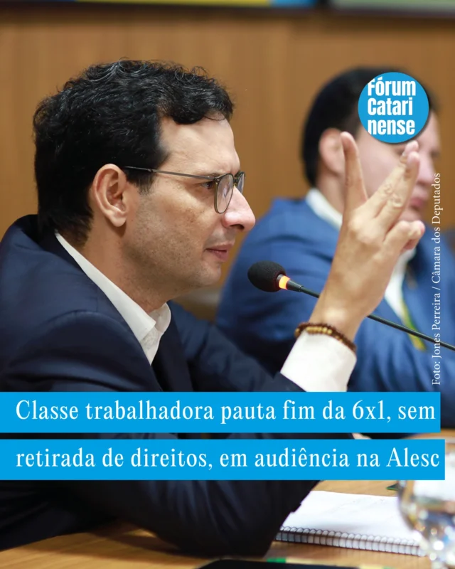CLASSE TRABALHADORA MOBILIZADA EM TORNO DO FIM DA 6X1

Na quinta-feira, dia 21 de maio, às 19h, a Assembleia Legislativa de Santa Catarina (Alesc) - @assembleiasc - realiza a audiência pública pelo fim da escala 6×1. Representantes de vários setores da classe trabalhadora participam do evento para pautar o fim da 6x1, sem retirada de direitos. A audiência deve contar com a participação do deputado federal Alencar Santana (PT-SP), presidente da Comissão Especial na @camaradeputados, e do relator da PEC (foto), deputado federal Léo Prates (Republicanos-BA).

A sessão da Comissão especial em que o relator apresenta o parecer foi adiada desta quarta-feira (20/05) para a próxima segunda (26/05). Dessa forma, se mantém a possibilidade do texto ser votado em Plenário no dia 27 de maio. De acordo com a @agencia.brasil, “o adiamento ocorre em meio à pressão de setores do empresariado e de partidos da oposição e do chamado Centrão, que reúne legendas da direita tradicional, para incluir uma regra de transição de 10 anos, com redução do Fundo de Garantia do Tempo de Serviço (FGTS) para os trabalhadores e exclusão de categorias consideradas essenciais”.

Dirigentes das cerca de 30 entidades que representam diversos setores dos serviços públicos e compõem o Fórum Catarinense, entendem que o fim da 6x1 é uma pauta de toda classe trabalhadora que também afeta o serviço público. A aprovação da PEC, sem as regras de transição propostas por setores empresariais, depende da solidariedade, da unidade e da participação massiva de toda a classe trabalhadora em eventos e atos públicos como a audiência da Alesc nesta quinta, 21 de maio.

#FórumCatarinense #CongressoNacional #FimDa6x1 #6x1 #ServiçoPúblico